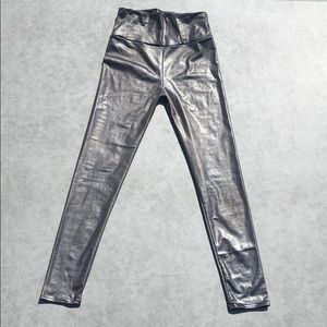 Shiny faux leather leggings